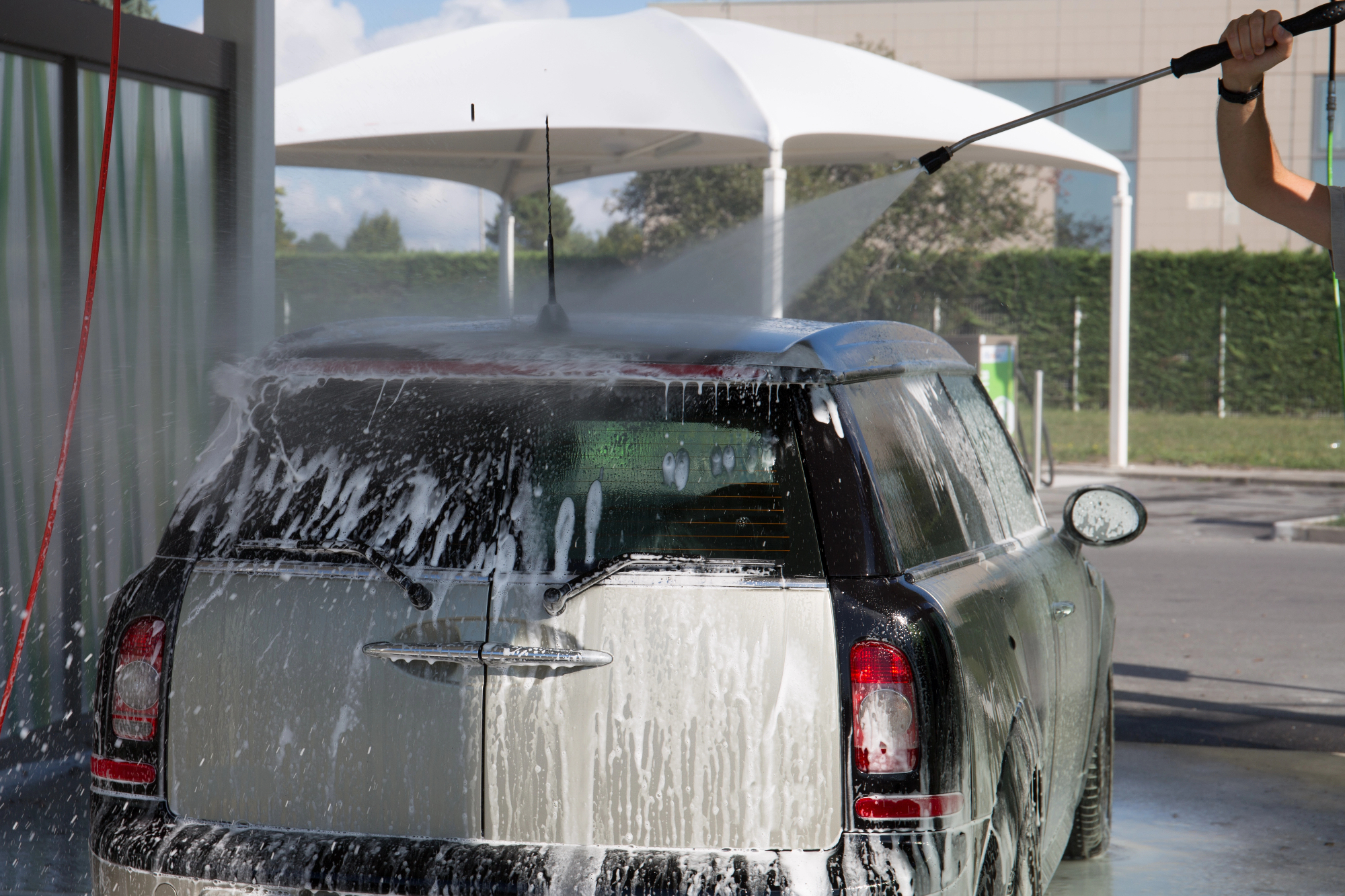 Zakaj je lahko ročna avtopralnica ljubljana morda boljša izbira
